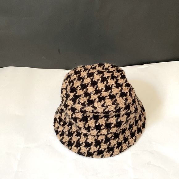 Taupe and black hounds tooth hat from H&M - Picture 2 of 5